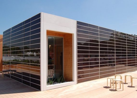 casa a cubo con pareti in fotovoltaico